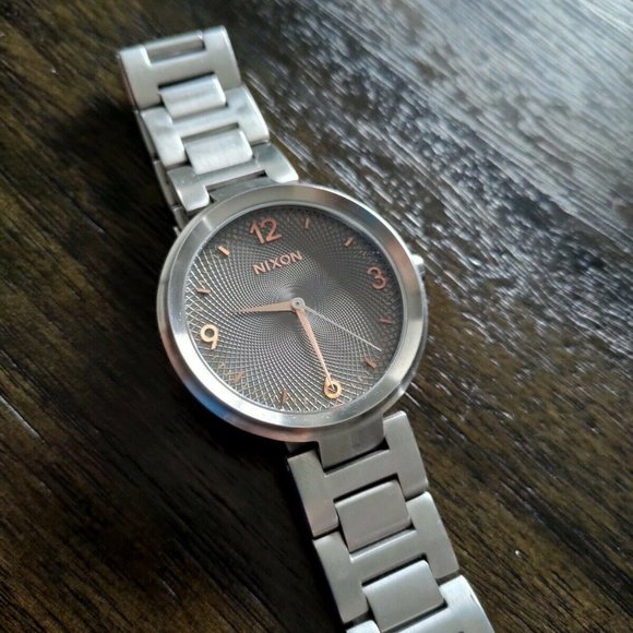 [SOLD] Elegant Silver Gold 40mm Nixon Chameleon Watch 'COLD BLOODED' New Battery - Picture 2 of 7